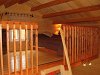 Chambre avec lit double sur la mezzanine, avec échelle de meunier pour monter