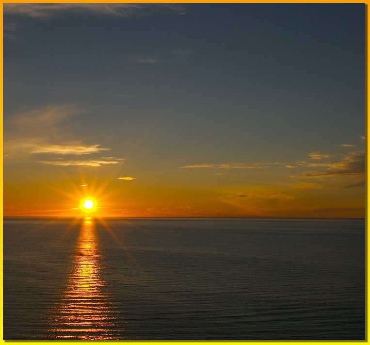 Magnifique coucher de soleil vu d'un des belvdres. coutez ce qu'on y entend!